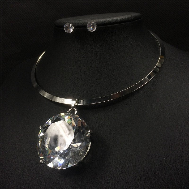 Choker Necklace with Oval Pendant (Gold and Silver)